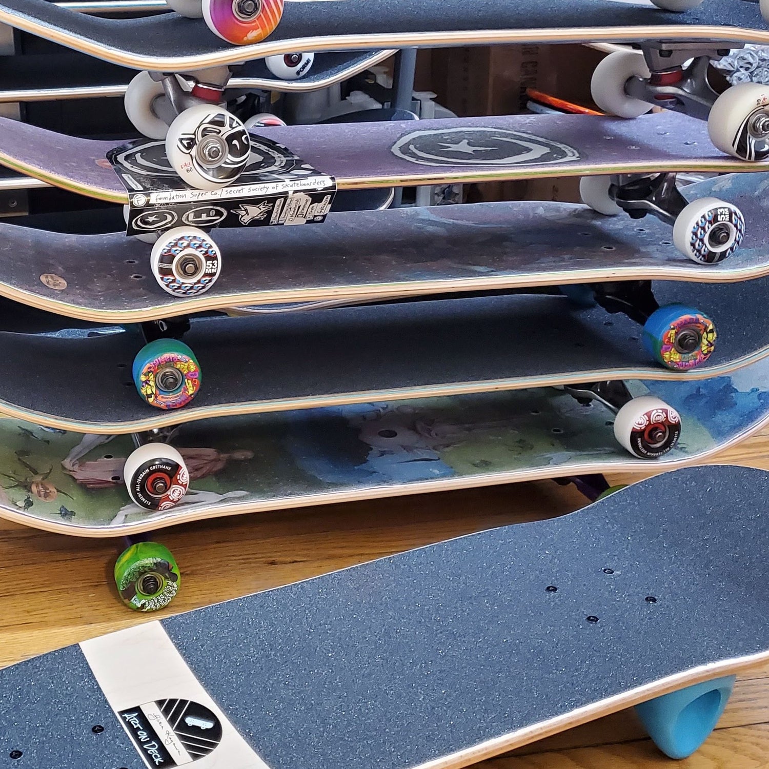 Complete Skateboards at artondeck.com